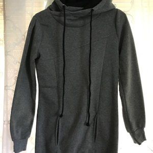 Fun and sporty long sweatshirt with front pockets